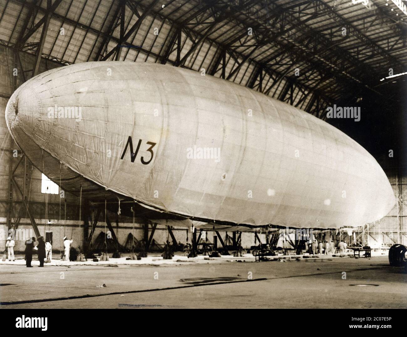 [ 1920 Giappone - nave imperiale della Marina giapponese ] - la nave aerea nabile N3 semi-rigida, Sesta nave della Marina imperiale giapponese, all'interno di un hangar presso il campo aereo Kasumigaura nella prefettura di Ibaraki, 1927 (Showa 2). Il veliviero è stato progettato da un aviatore italiano, ingegnere aeronautico ed esploratore artico Umberto Nobile. Aveva una portata di 1120 miglia nautiche ad una velocità di crociera di circa 30 nodi (55.56 km/h). La N-3 è arrivata in Giappone nel gennaio 1927 e ha fatto un primo volo il 6 aprile con un equipaggio di sei giapponesi e sei italiani. stampa d'argento in gelatina d'epoca del xx secolo. Foto Stock