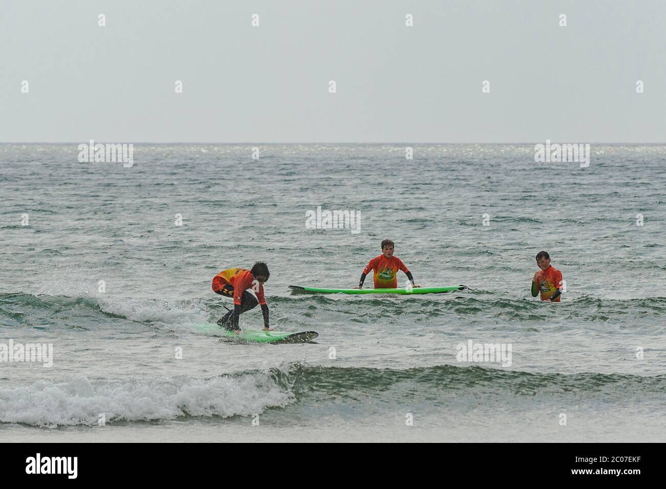 Garretstown, West Cork, Irlanda. 11 Giugno 2020. Nonostante i venti di forza di Gale, sia i locali che i turisti sono andati alla spiaggia di Garretstown oggi. Credit: Notizie dal vivo di AG/Alamy Foto Stock