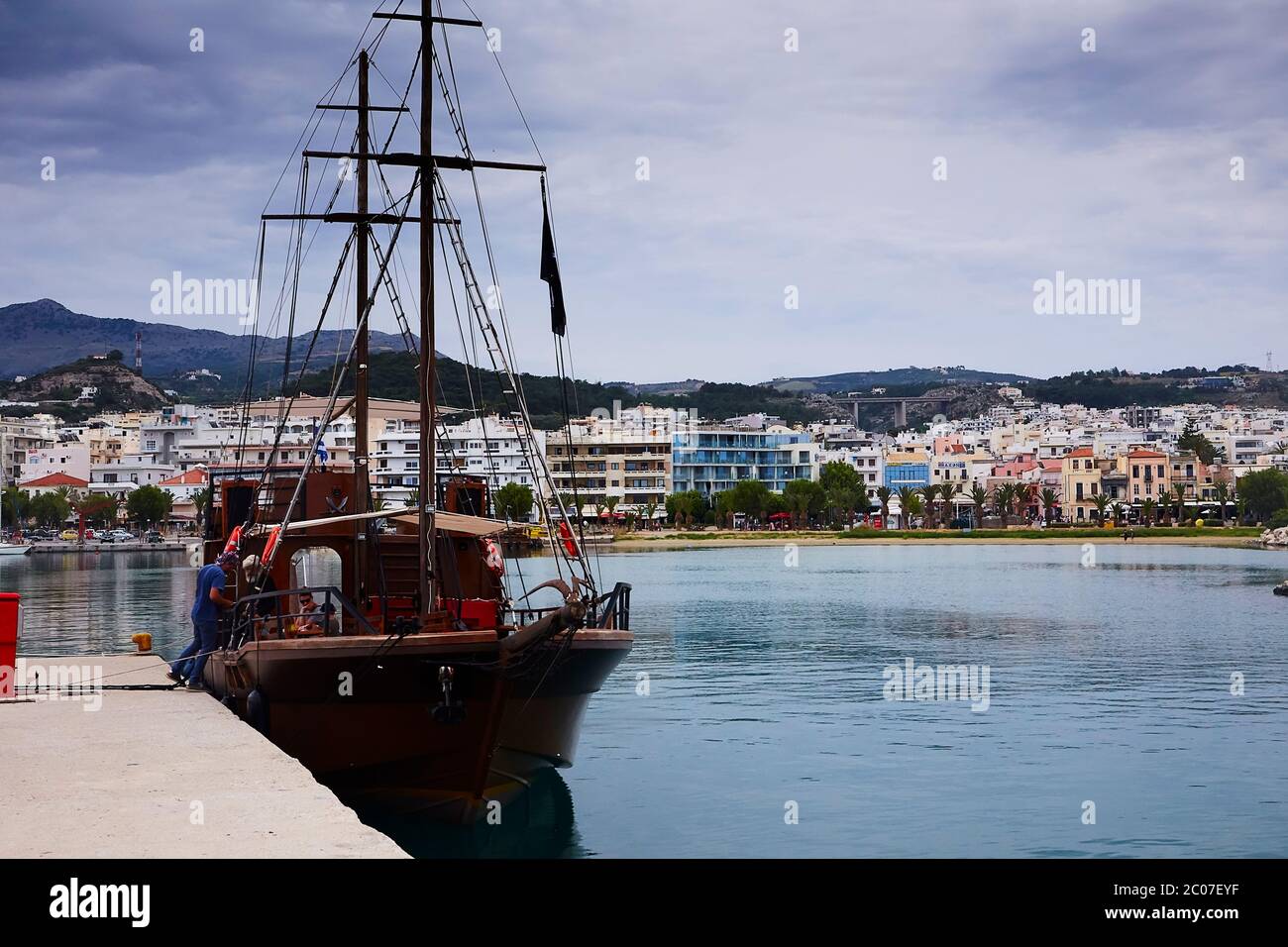 RETHYMNO, L'ISOLA di CRETA, GRECIA - 30 MAGGIO 2019: Nave turistica pirata di Santa Maria nel porto di Rethymno Foto Stock