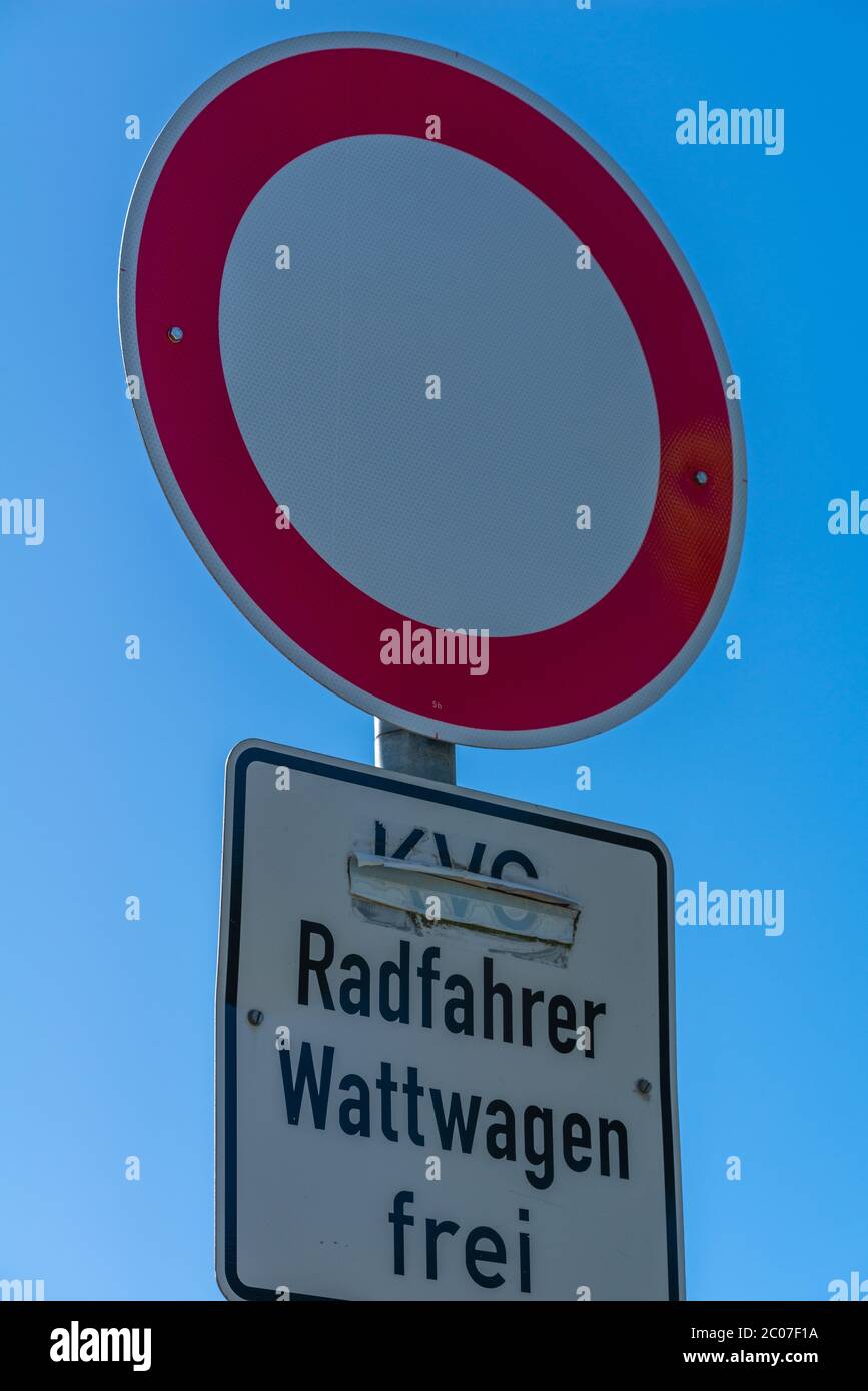 Segnale stradale' transito vietato, ad eccezione dei ciclisti e delle carrozze wadden', Cuxhaven-Sahlenburg, bassa Sassonia, Germania Foto Stock