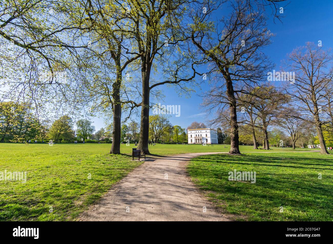 Sentiero pedonale in un bellissimo parco paesaggistico (Jenischpark) ad Amburgo, Germania Foto Stock
