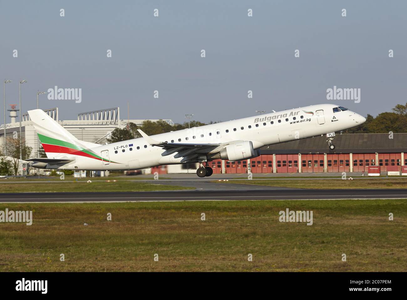 Aeroporto di Francoforte - lancio di un Embraer ERJ-190 da parte della Bulgaria Air Foto Stock