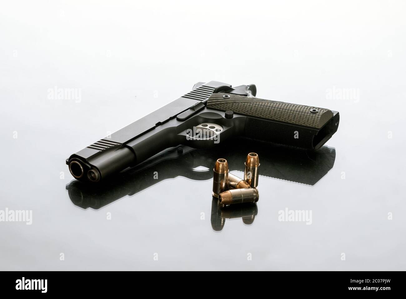 La pistola semiautomatica Hefty 1911 scaricata accanto a 4 proiettili a punta cava è una buona scelta per la protezione domestica dai cremini. Foto Stock