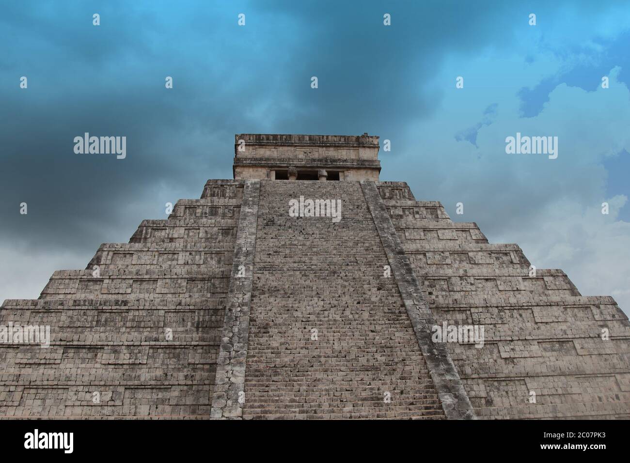 Guardando in alto al Tempio di Kukulcan 'El Castillo' al sito archeologico di Chichen Itza, Yucatan state, Messico, 2016 Foto Stock