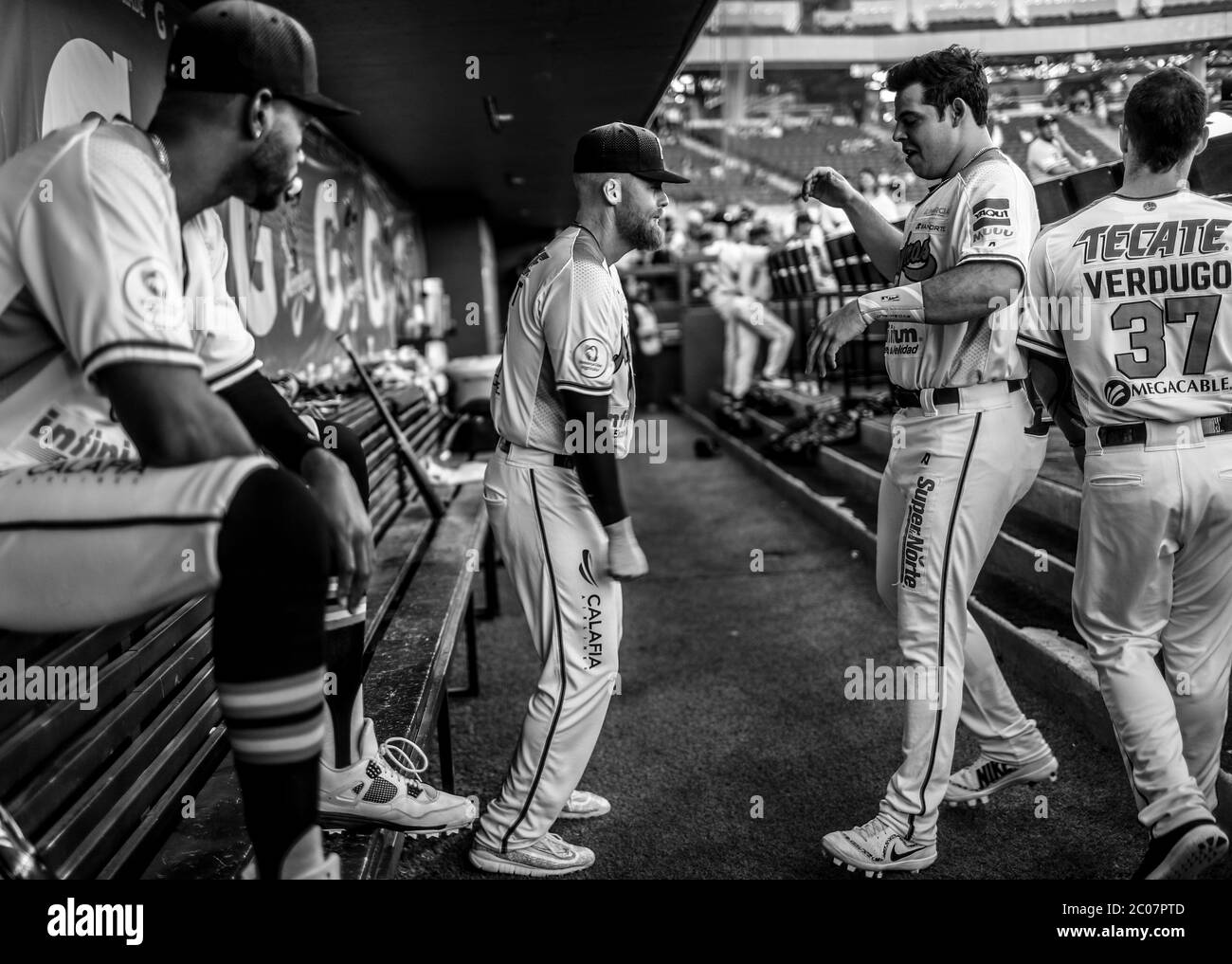 Barry Henrigth y Roberto Ramos en el dogout de los naranjeros, durante el partido de beisbol de la Liga Mexicana del Pacifico con el ter partido entre Yaquis de Obregon vs Naranjeros de Hermosillo. 19Noviembre2017.(Foto: Luis Gutierrez /NortePhoto.com) Foto Stock