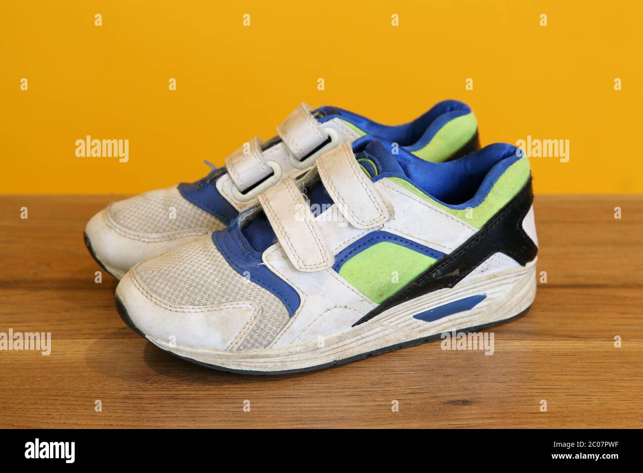 Sneaker MX2 sporche con vecchi velcro bianche e riflessi blu Foto Stock