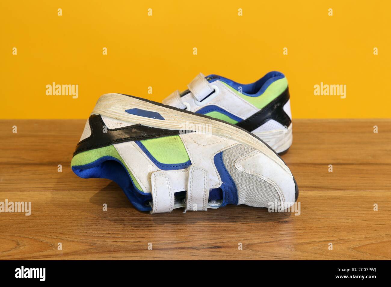 Sneaker MX2 sporche con vecchi velcro bianche e riflessi blu Foto Stock