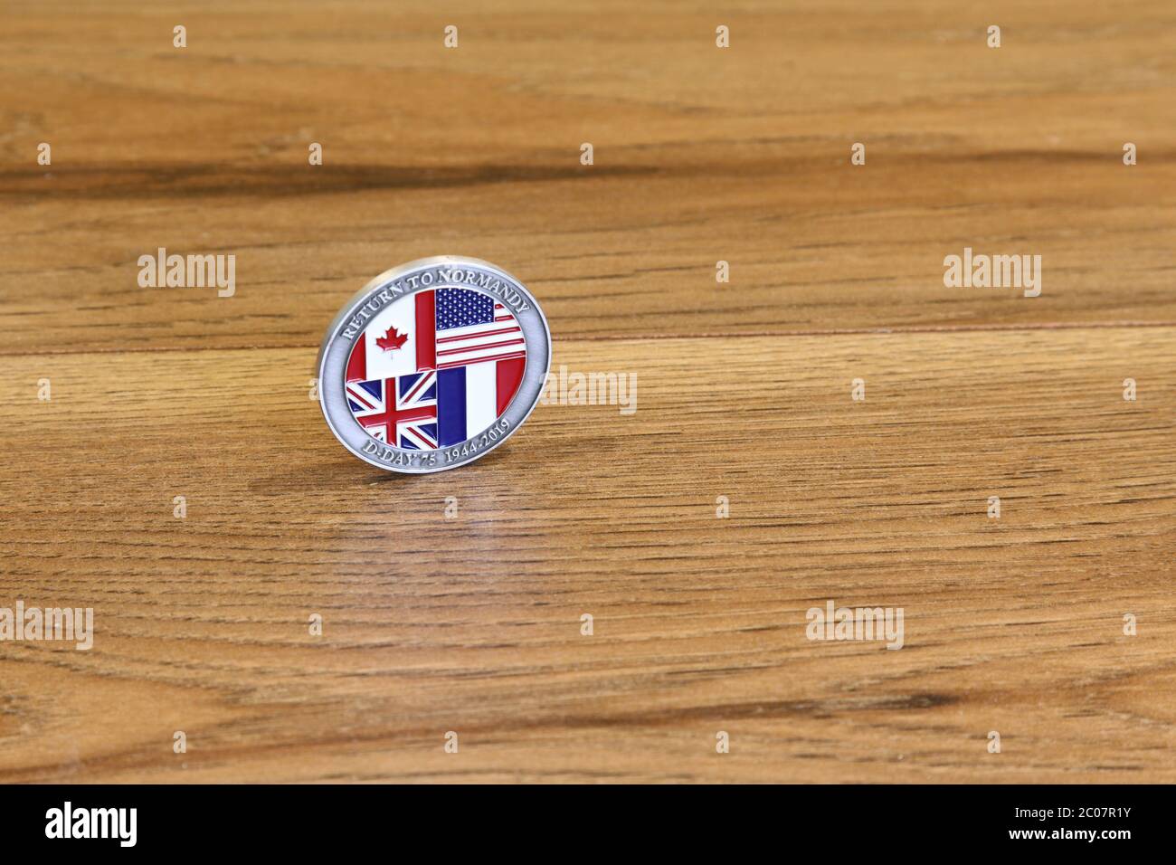 Ritorno in Normandia moneta commemorativa data ai veterani del D Day il 75° anniversario del D-Day, 2019 Foto Stock