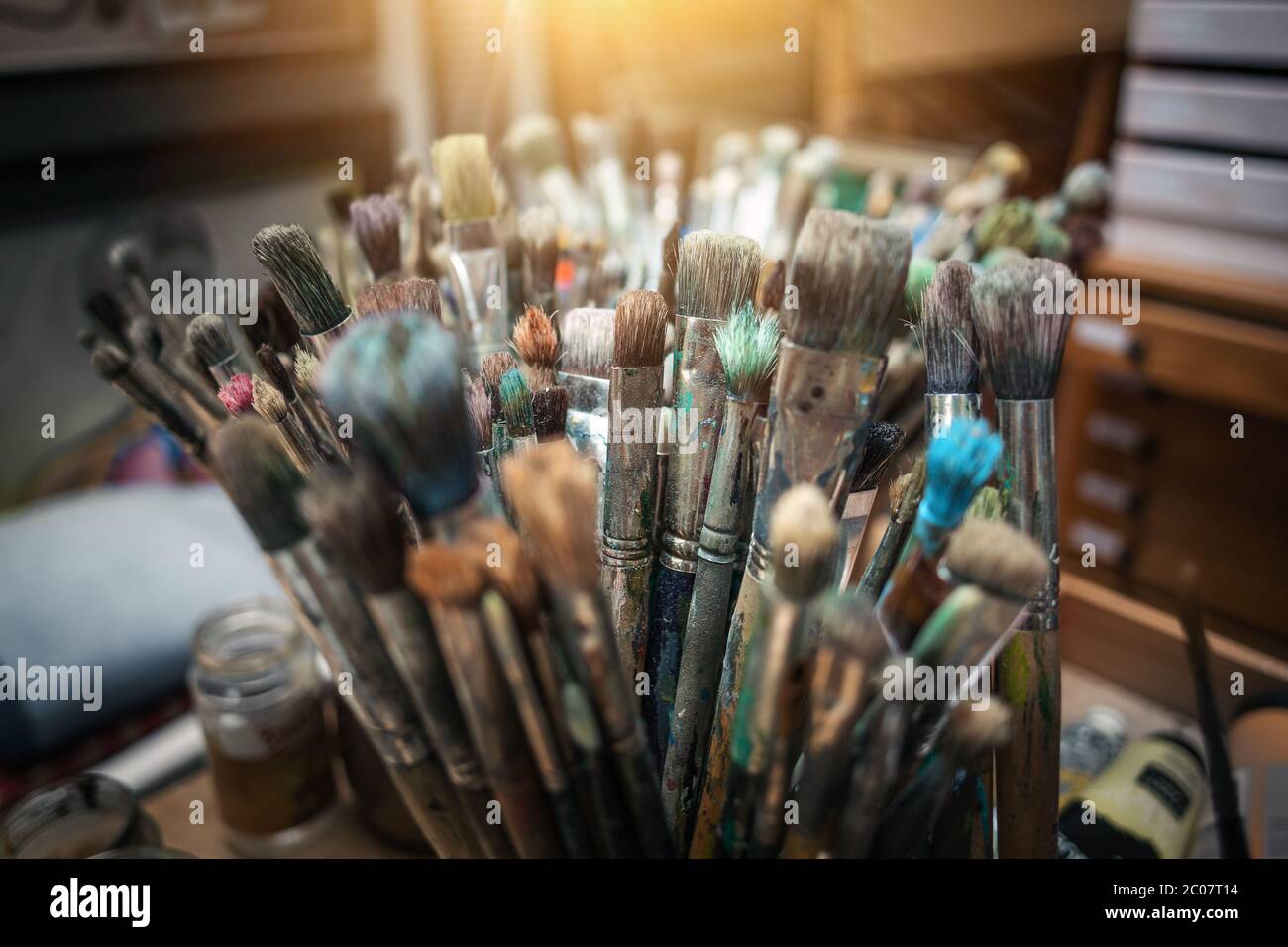 Gruppo grande di spazzole di vernice usate Foto Stock