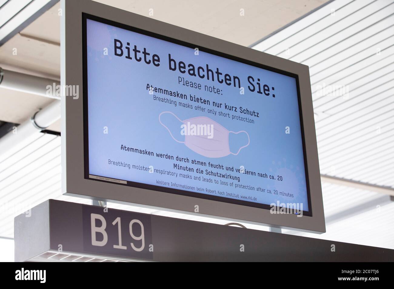 Hinweistafel am Flughafen Köln/Bonn zur Vorsorge im Zusammenhang mit der weltweiten Ausbreitung des Coronavirus. Köln, 14.03.2020 Foto Stock