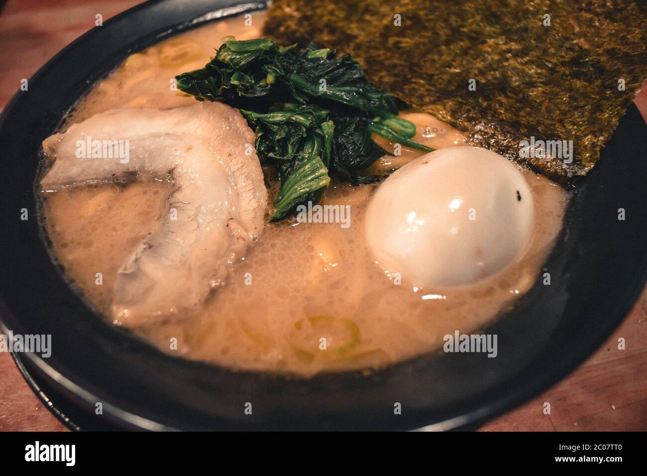 Zuppa di ramen fresca e calda con alghe di manzo e uovo bollito Foto Stock