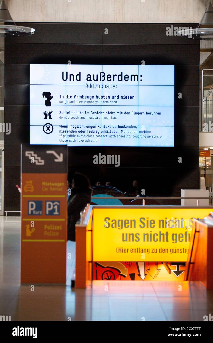 Hinweistafel am Flughafen Köln/Bonn zur Vorsorge im Zusammenhang mit der weltweiten Ausbreitung des Coronavirus. Köln, 14.03.2020 Foto Stock