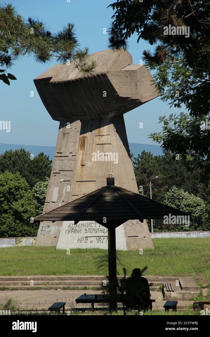 I pugni concreti che formano il monumento di Bubanj nel Parco commemorativo di Bubanj, un memoriale per gli oltre 10,000 cittadini di Nis (ora in Serbia) che Foto Stock