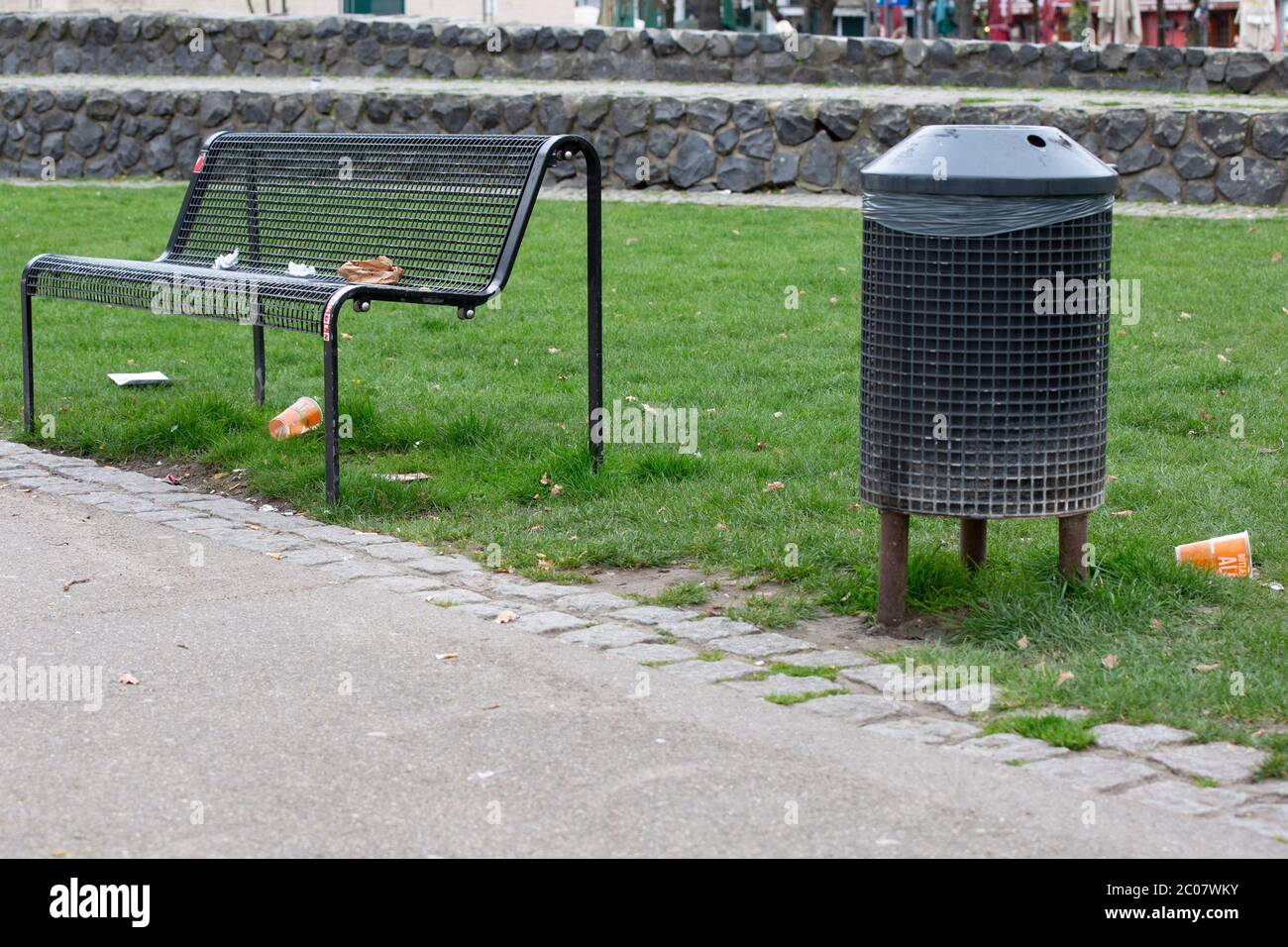 Liegengelassener Müll trotz Mülleimer in der Coronakrise. Köln, 19.03.2020 Foto Stock