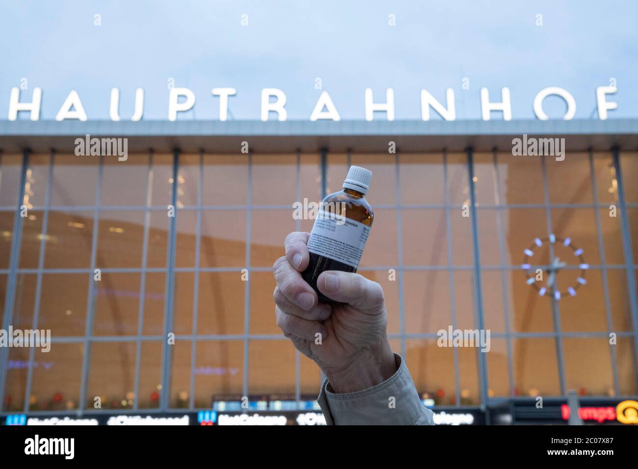Etanolo-Flasche als Desinfizierungssmittel zur Auswirkung des Coronavirus. Köln, 19.03.2020 Foto Stock