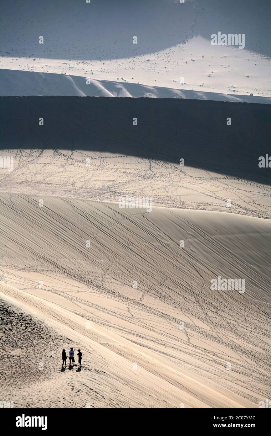 Le dune di sabbia cantanti (Ming Sha Shan) a Dunhuang, provincia di Gansu, Repubblica popolare Cinese. 30/09/2011. Fotografia: Stuart Boulton/Alamy Foto Stock