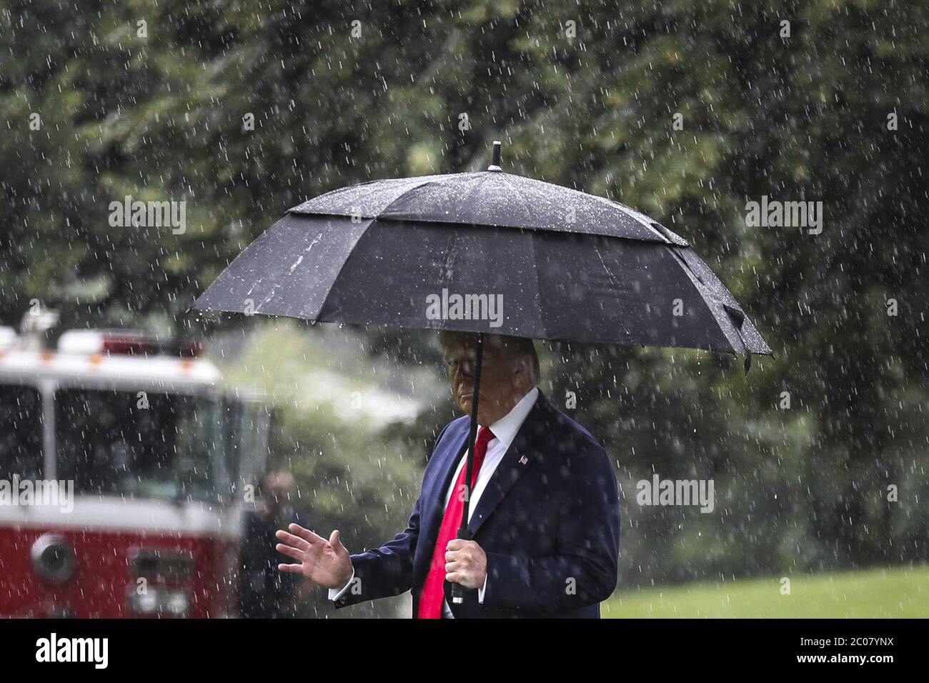 Washington, Stati Uniti. 11 Giugno 2020. Il presidente Donald Trump cammina sul prato meridionale della Casa Bianca sotto una pioggia pesante prima di salire a bordo di Marine One giovedì 11 giugno 2020 a Washington, DC. Trump è in Texas e poi il suo golf club in New Jersey. Foto di Oliver Contreras/UPI Credit: UPI/Alamy Live News Foto Stock