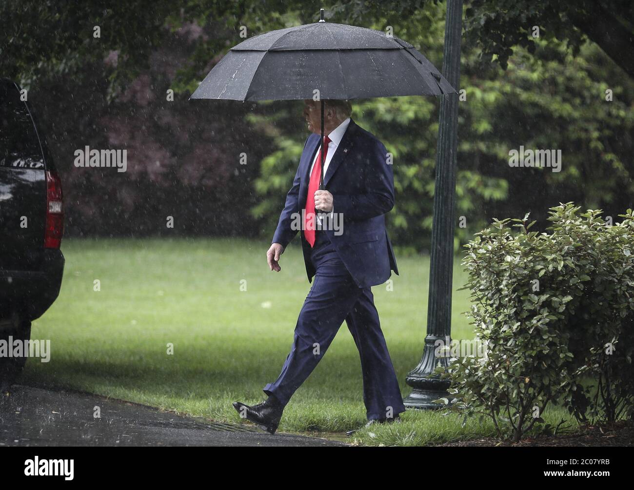 Washington, Stati Uniti. 11 Giugno 2020. Il presidente Donald Trump cammina sul prato meridionale della Casa Bianca sotto una pioggia pesante prima di salire a bordo di Marine One giovedì 11 giugno 2020 a Washington, DC. Trump è in Texas e poi il suo golf club in New Jersey. Foto di Oliver Contreras/UPI Credit: UPI/Alamy Live News Foto Stock