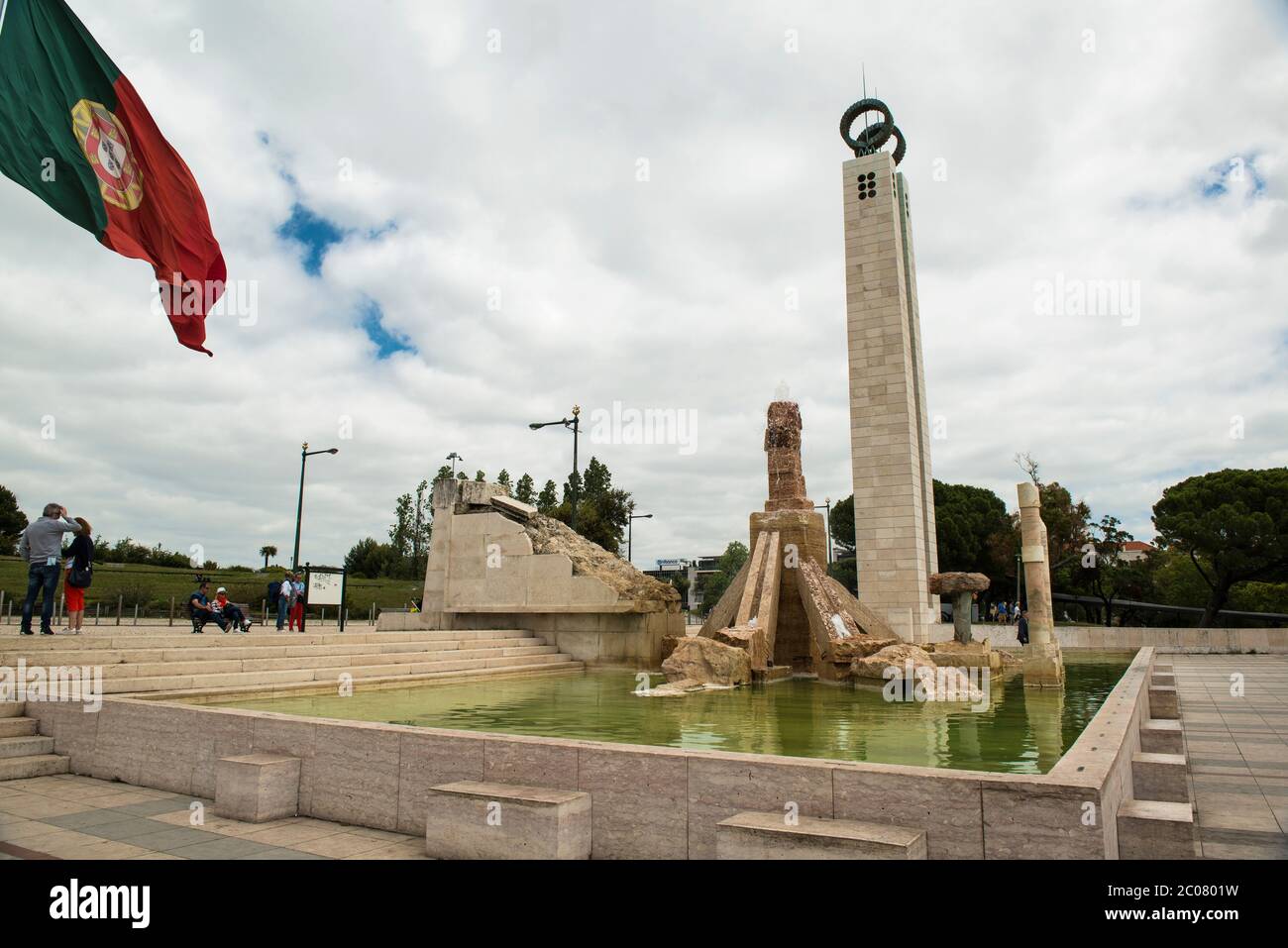 Parco Eduardo VII. Controverso monumento alla rivoluzione 25 de Abril, costruito nel punto panoramico o vista del parco, Lisbona, Portogallo Foto Stock