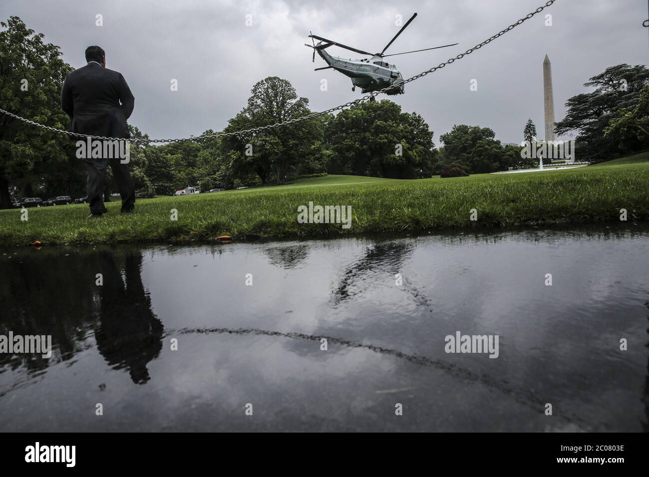 Washington, Stati Uniti. 11 Giugno 2020. Marine One, che porta il presidente Donald Trump, parte dal prato meridionale della Casa Bianca in una forte pioggia giovedì 11 giugno 2020 a Washington, DC. Trump è in Texas e poi il suo golf club in New Jersey. Foto di Oliver Contreras/UPI Credit: UPI/Alamy Live News Foto Stock