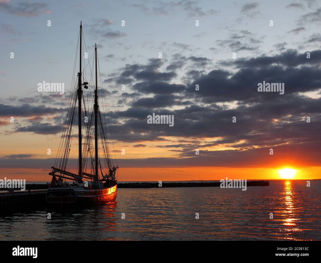 tramonto con barca a vela Foto Stock