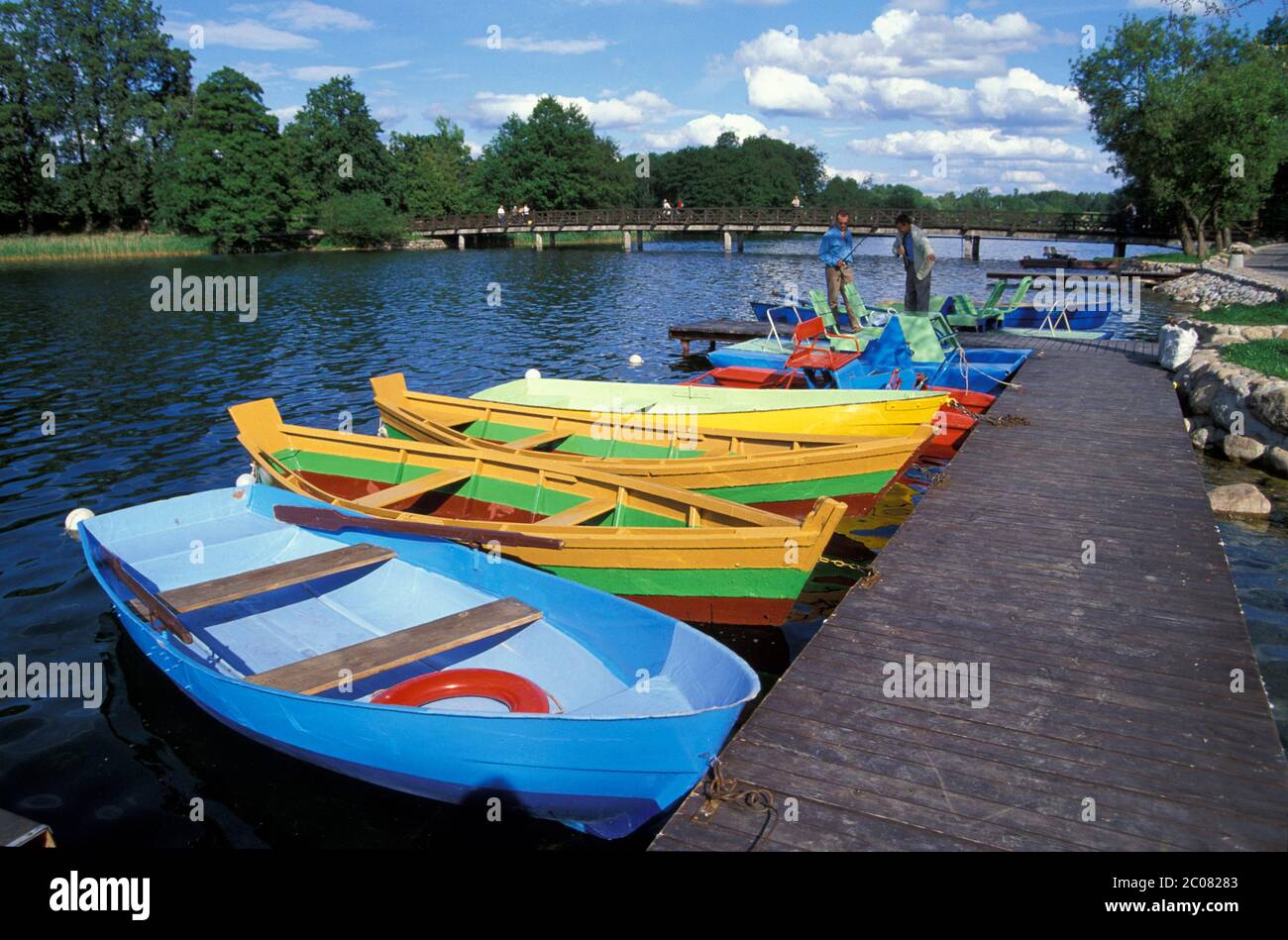 Barche nel lago Galve al castello di acqua fossato Trakai vicino Vilnius, Lituania, Baltici, Europa Foto Stock