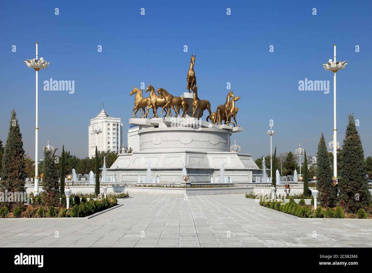 Ashgabat, Turkmenistan - Ottobre, 10 2014: Composizione scultorea per fare cavalli nel parco. Ashkhabad, ottobre 10 2014. Turkm Foto Stock