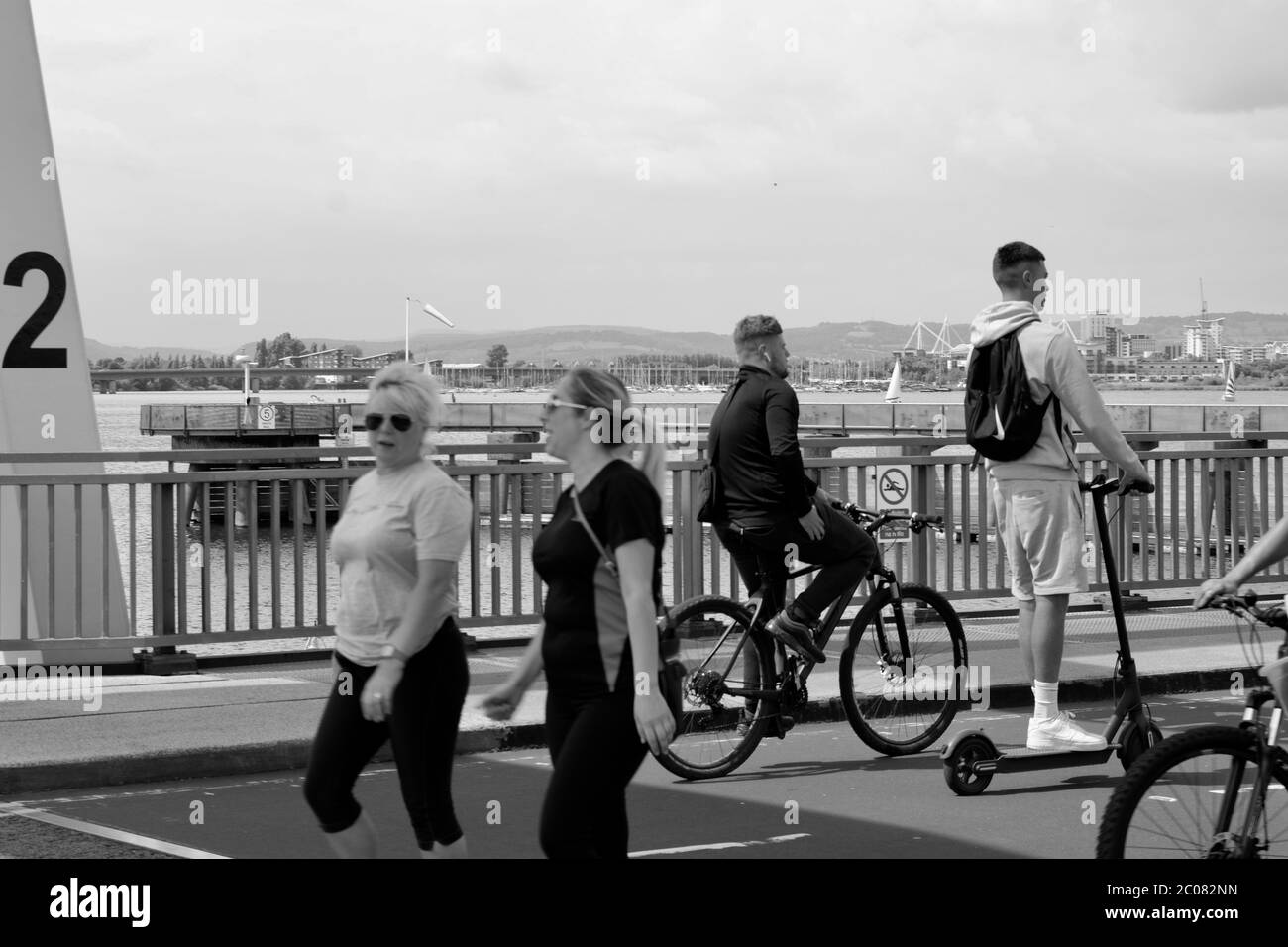Cardiff Bay, Cardiff Barrage, Galles. Covid 19, illimitato esercizio giornaliero in Galles durante la chiusura vede vecchi e giovani, a piedi e in bicicletta Foto Stock