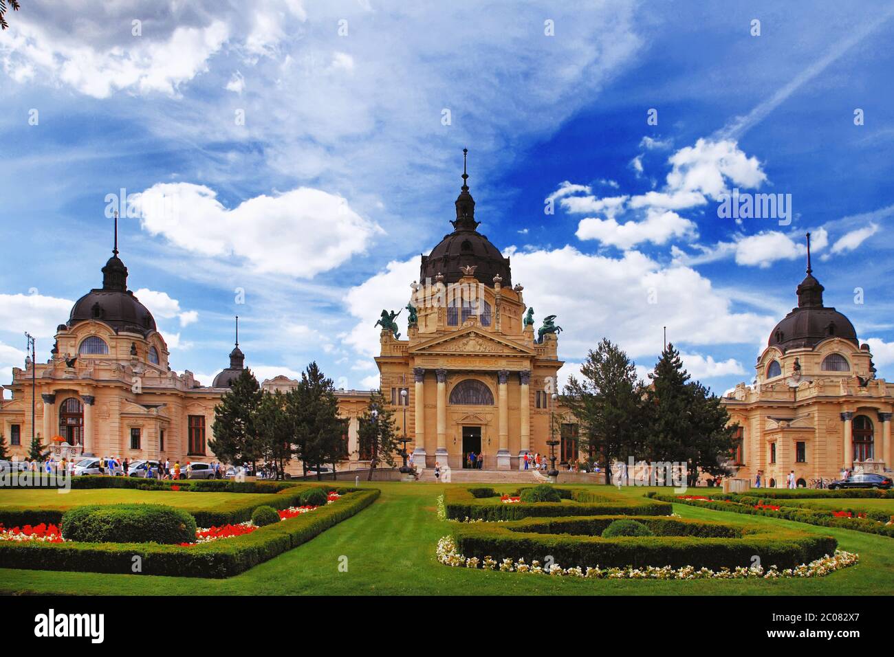 Il famoso Szechenyi (Szechenyi) bagni termali, spa e piscina inin il Varosliget (parco principale di Budapest)Ungheria Foto Stock
