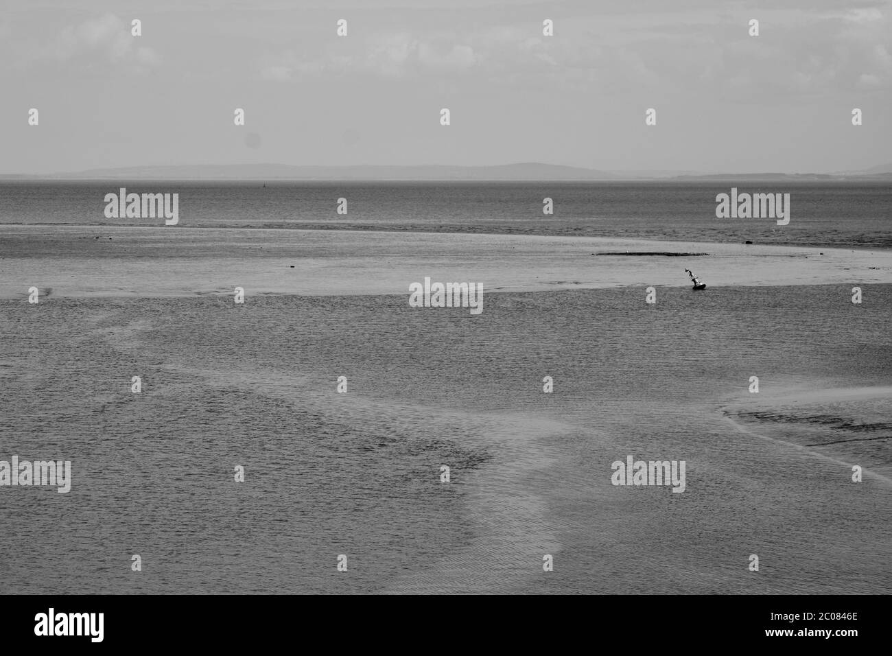 I pescatori di pescherecci da traino attraversano le porte di chiusura della baia di Cardiff Barrage con le loro catture a bordo. La bassa marea mostra l'altezza delle strutture Foto Stock