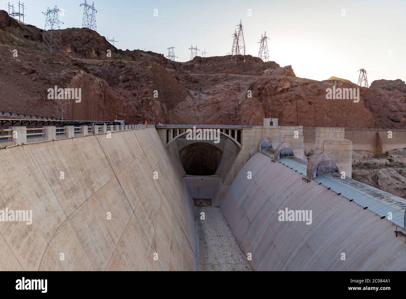 11 ottobre 2017, Black Canyon, Nevada e Arizona, U.S: Hoover Dam è una diga di cemento a gravità-arco nel Black Canyon del fiume Colorado, al confine tra gli Stati Uniti del Nevada e Arizona. Fu costruita tra il 1931 e il 1936 durante la Grande depressione e fu dedicata il 30 settembre 1935 dal presidente Franklin D. Roosevelt. La sua costruzione è stata il risultato di un massiccio sforzo che ha coinvolto migliaia di lavoratori, e costato oltre cento vite. Originariamente conosciuta come Boulder Dam dal 1933, fu ufficialmente ribattezzata Hoover Dam per il presidente Herbert Hoover con una risoluzione comune di Foto Stock