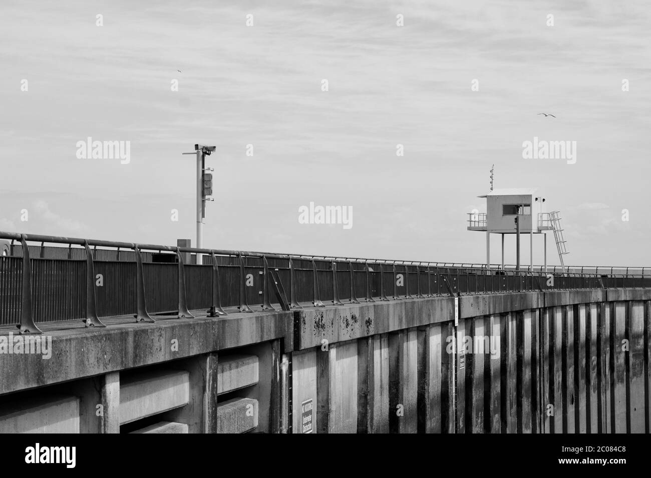 I pescatori di pescherecci da traino attraversano le porte di chiusura della baia di Cardiff Barrage con le loro catture a bordo. La bassa marea mostra l'altezza delle strutture Foto Stock