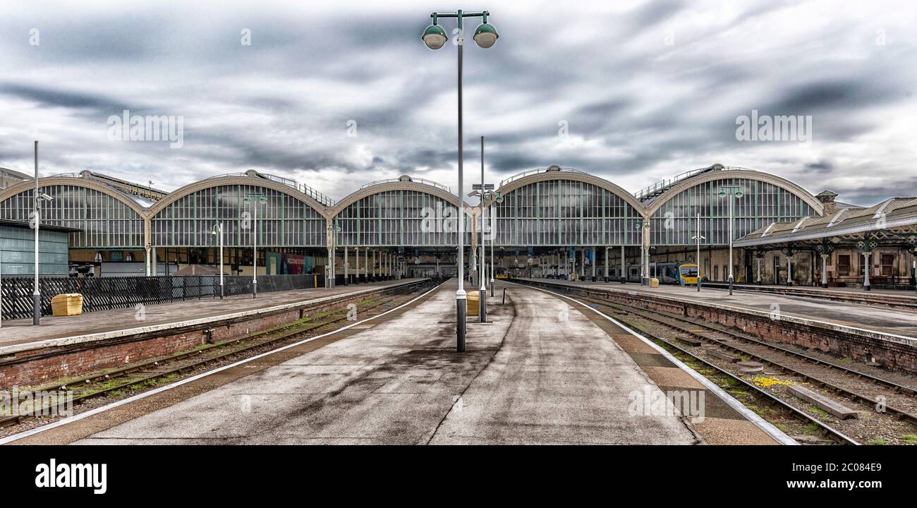 Vista panoramica delle piattaforme e della tettoia della stazione ferroviaria di Hull Paragon Interchange, Kingston upon Hull, East Riding of Yorkshire, Inghilterra, UK Foto Stock