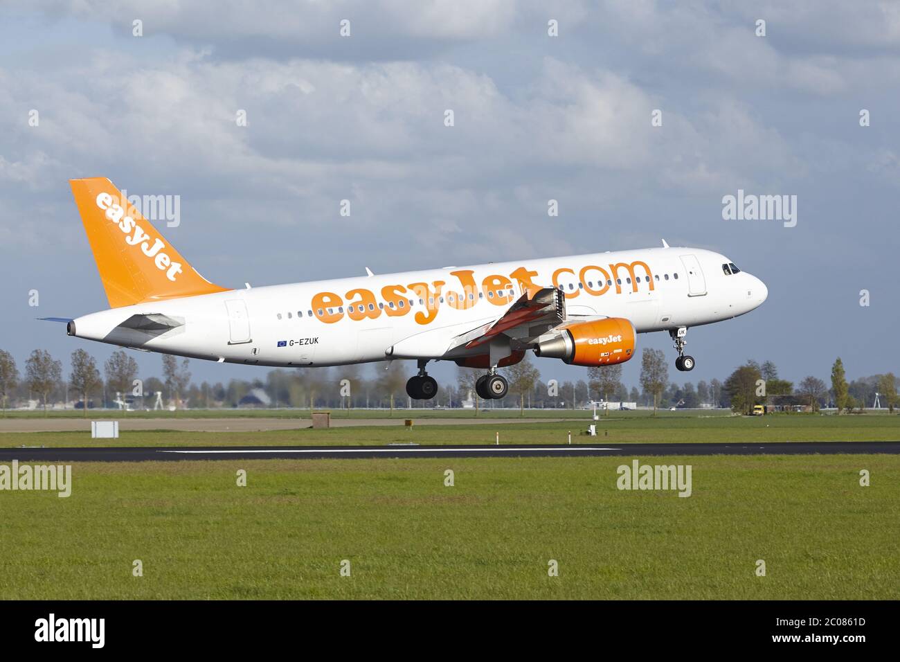 Aeroporto di Amsterdam Schiphol - atterra l'Airbus A320 EasyJet Foto Stock