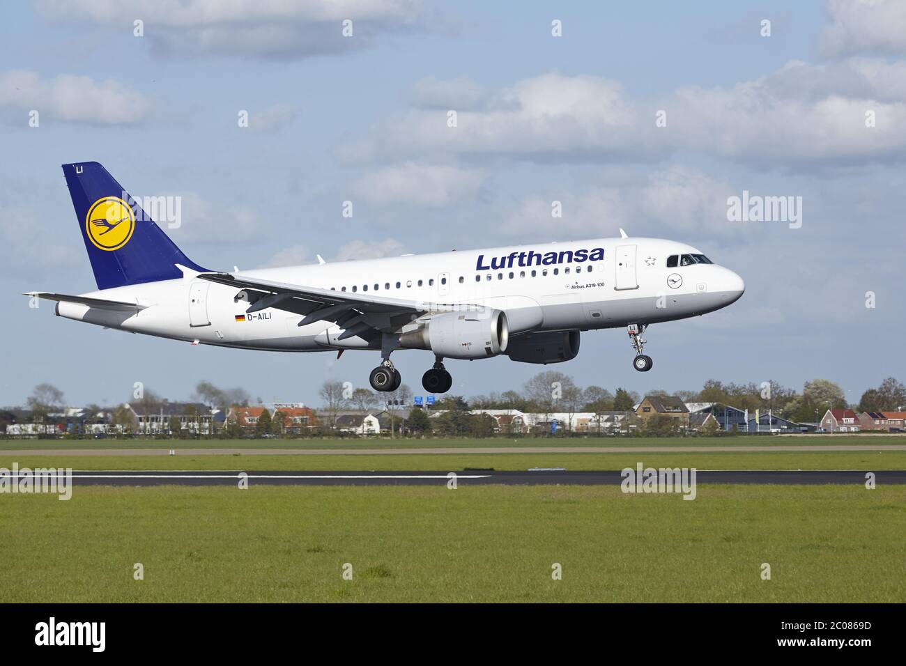 Aeroporto di Amsterdam Schiphol - Lufthansa Airbus A319 atterra Foto Stock