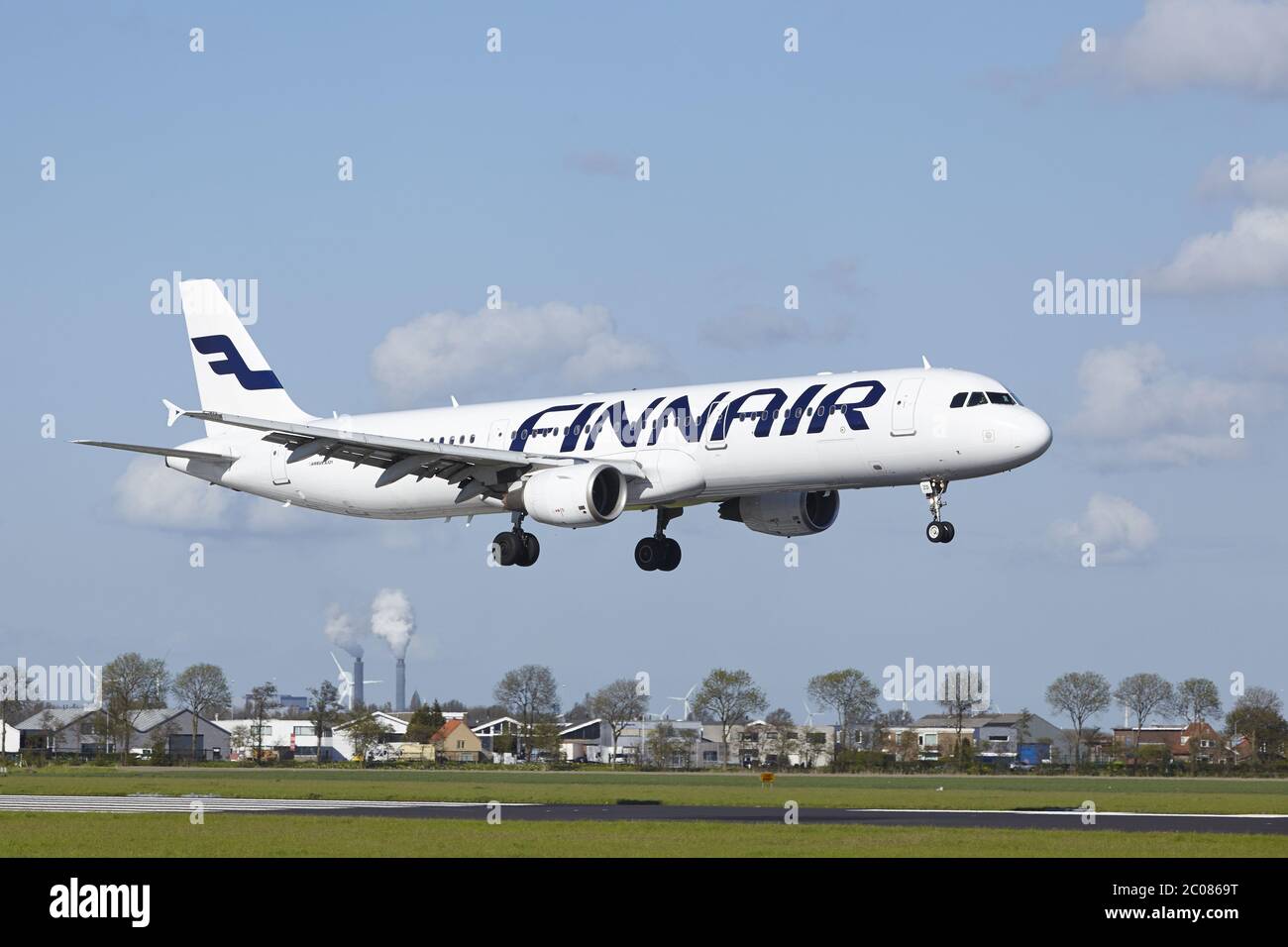 Aeroporto Schiphol di Amsterdam - atterra l'Airbus A321 di Finnair Foto Stock