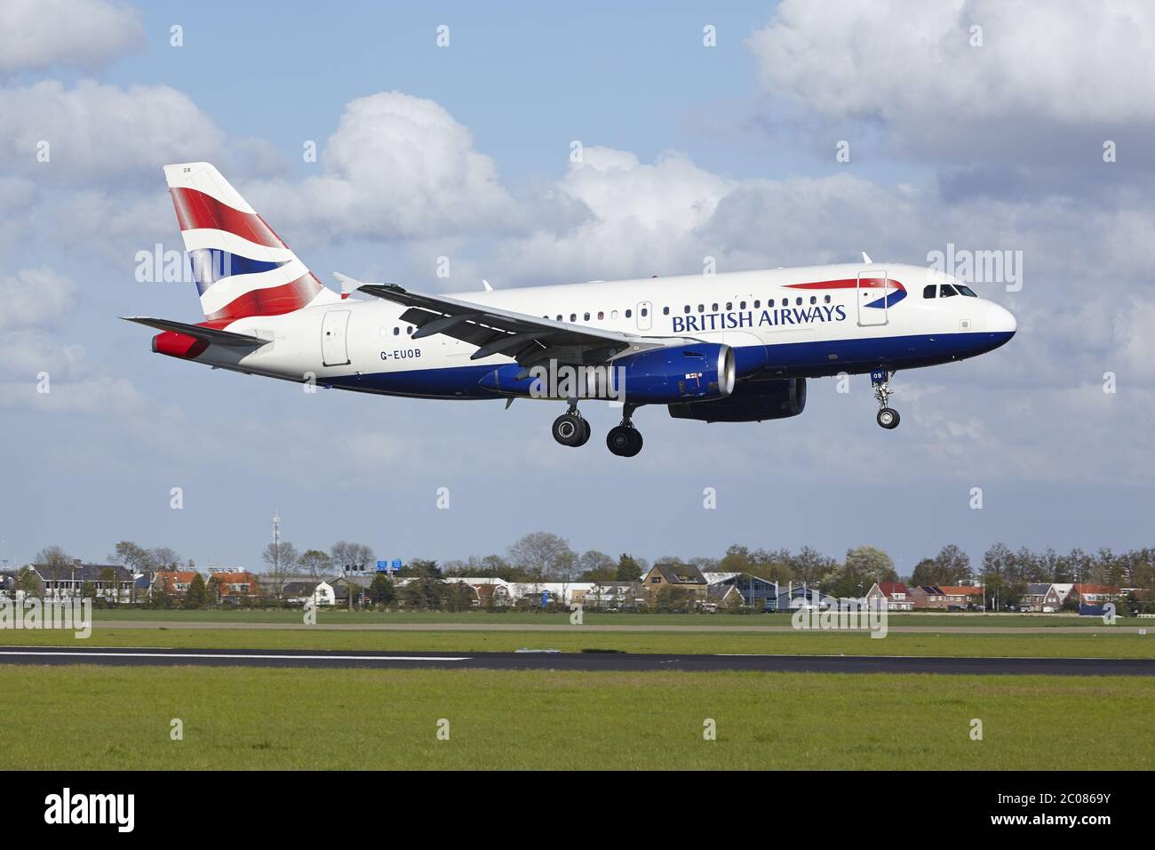 Aeroporto Schiphol di Amsterdam - Airbus A319 della British Airways atterra Foto Stock