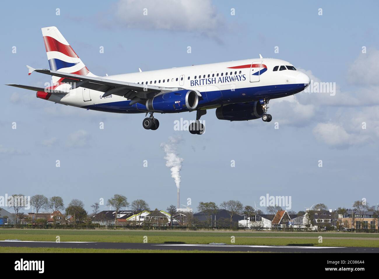 Aeroporto Schiphol di Amsterdam - Airbus A319 della British Airways atterra Foto Stock