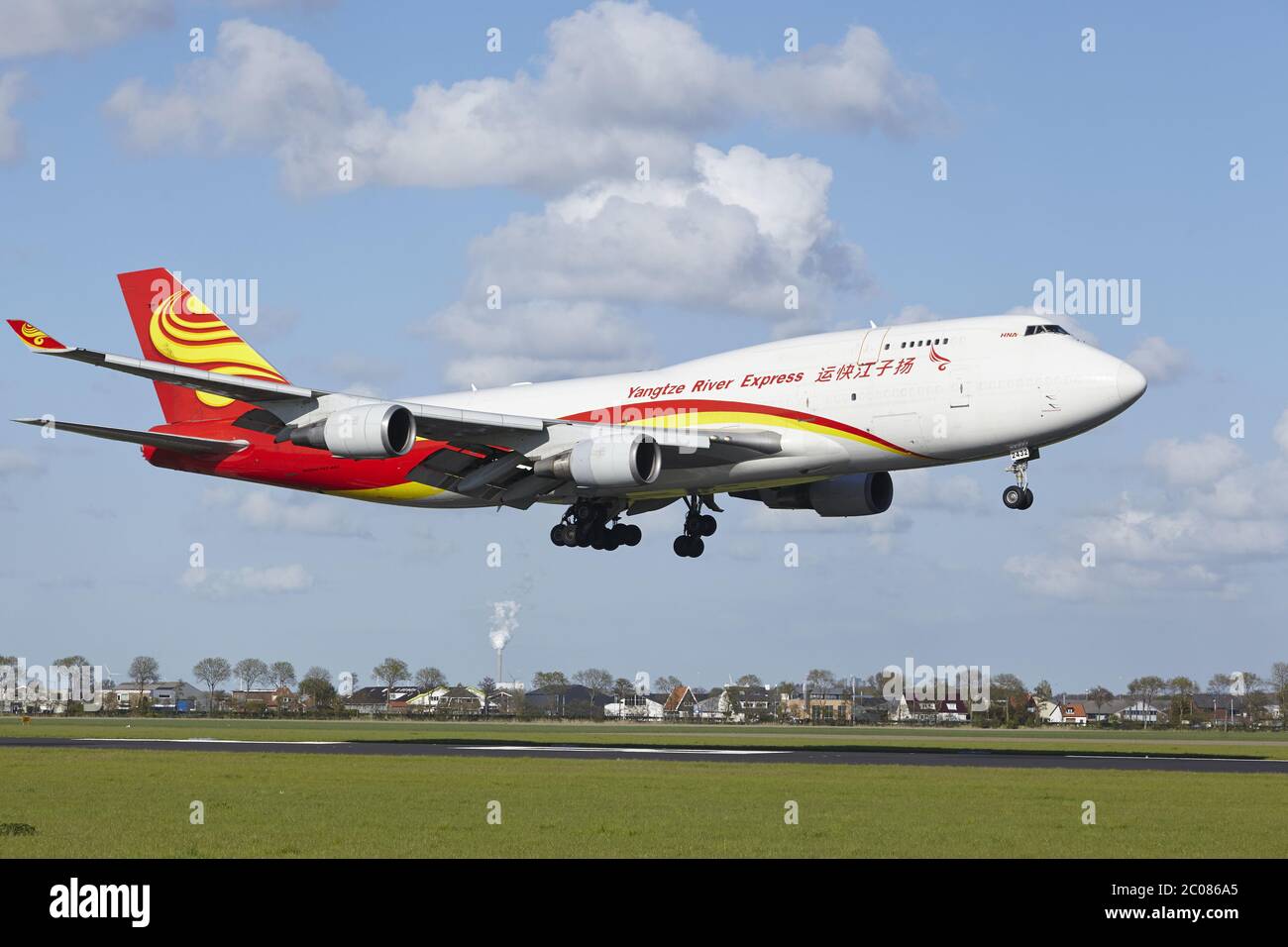 Aeroporto Schiphol di Amsterdam - Boeing 747 di Yangtze River Express atterra Foto Stock