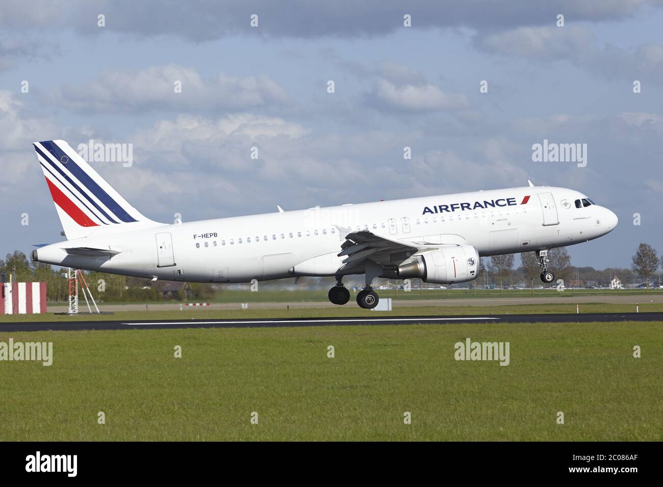 Aeroporto Schiphol di Amsterdam - Airbus A320 di Air France atterra Foto Stock