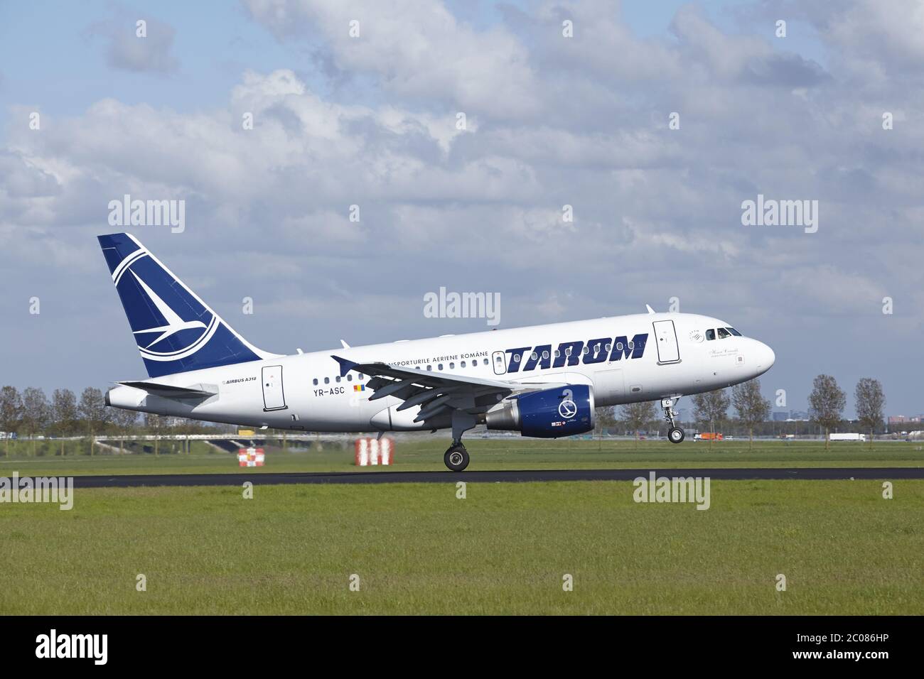 Aeroporto Schiphol di Amsterdam - Airbus A318 da Tarom Land Foto Stock