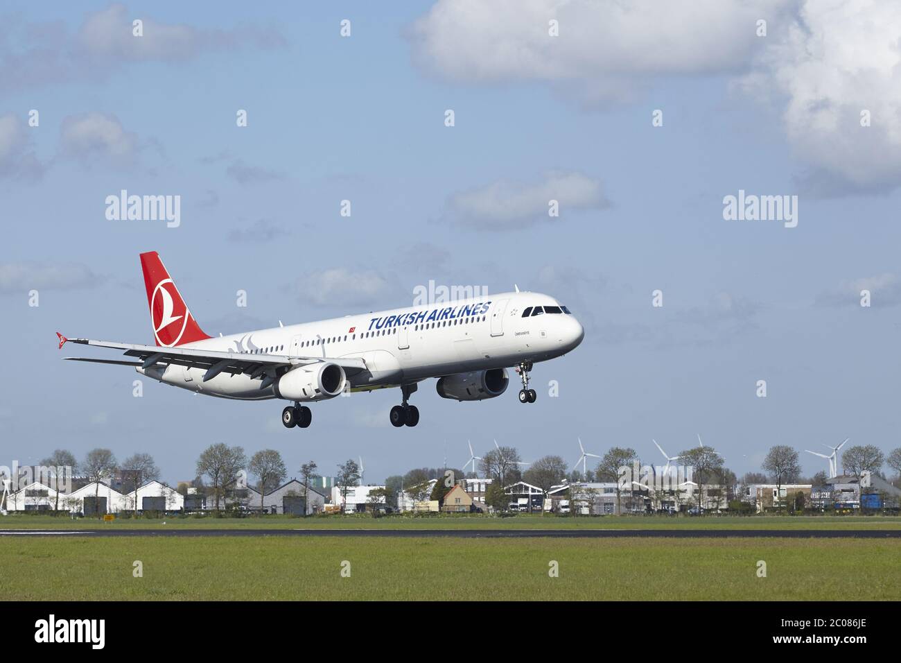 Aeroporto di Amsterdam Schiphol - atterra l'Airbus A321 della Turkish Airlines Foto Stock