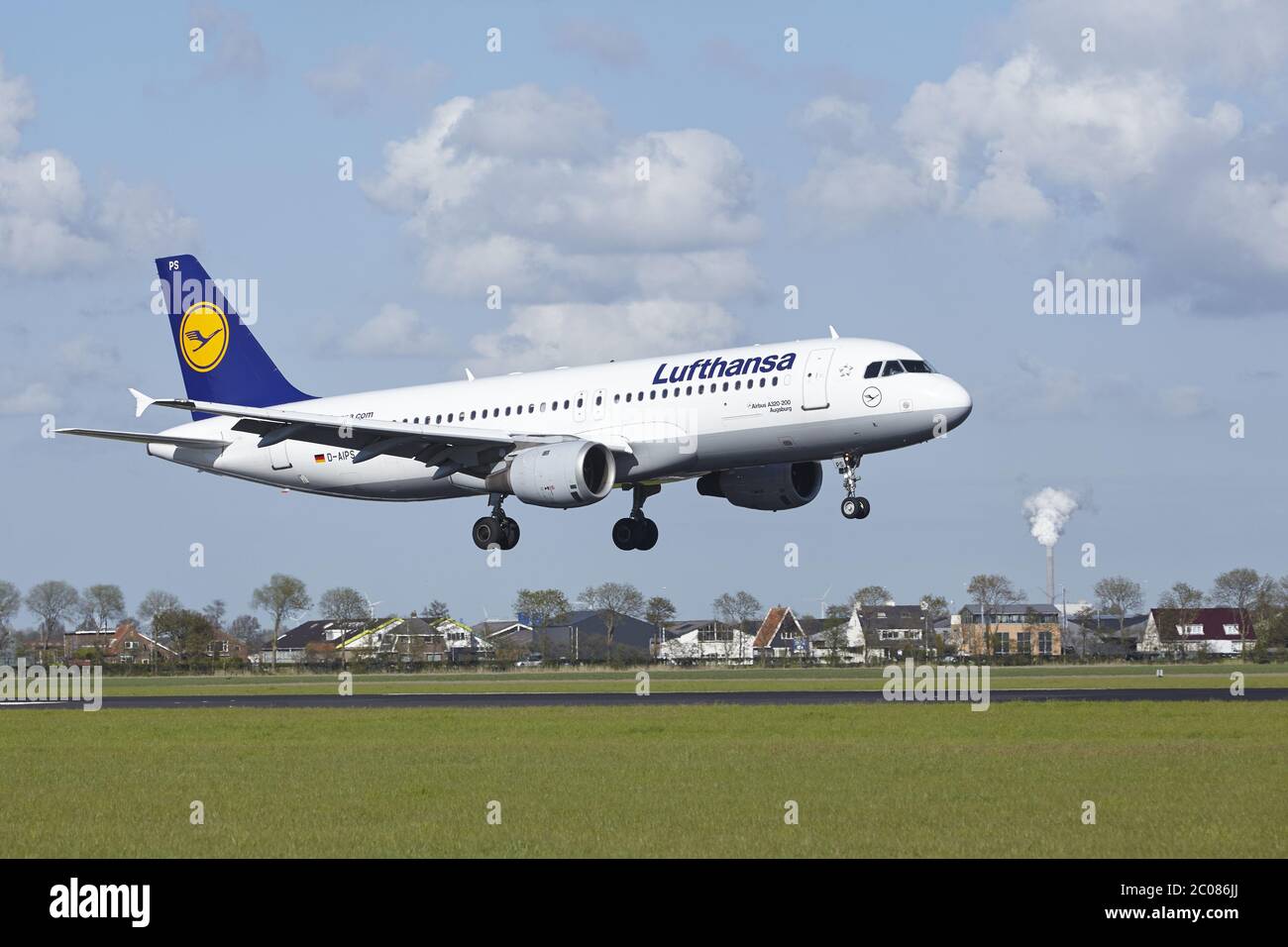 Aeroporto di Amsterdam Schiphol - Lufthansa Airbus A320 atterra Foto Stock