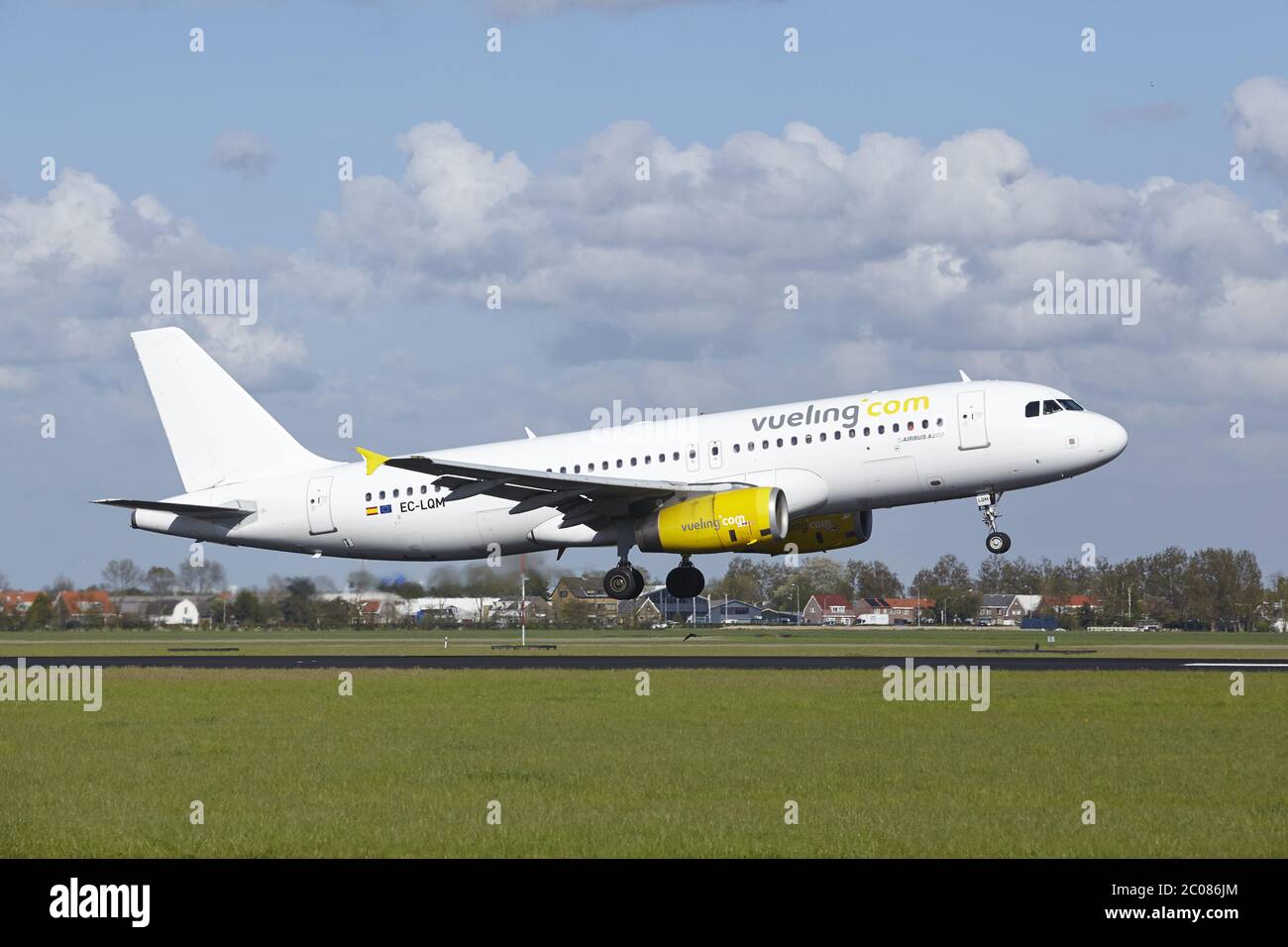 Aeroporto Schiphol di Amsterdam - Airbus A320 da Vueling Land Foto Stock