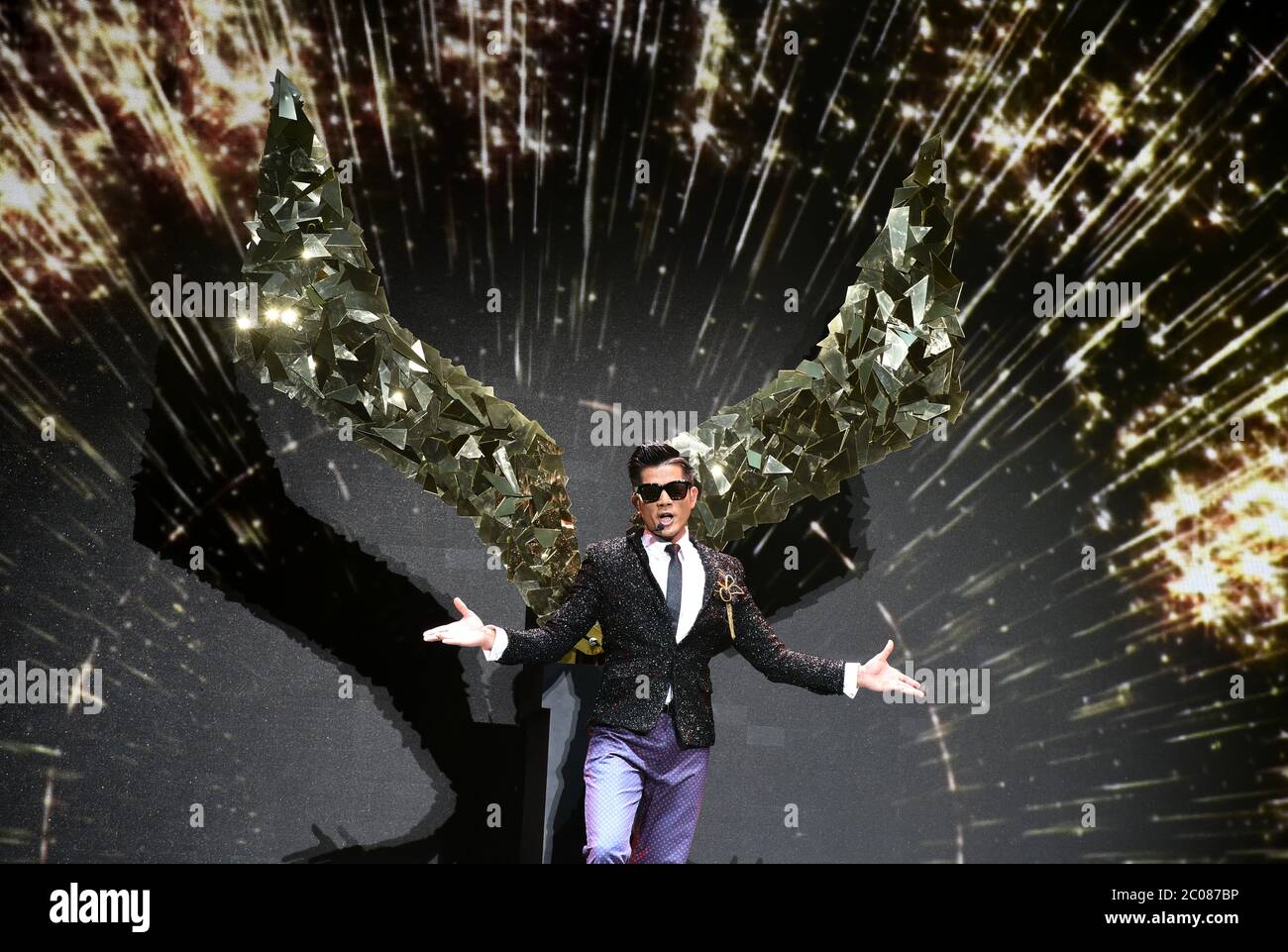 Macao, Cina: 27 Ott 2015. L'attore, cantante e ballerino di Hong Kong, Aaron Kwok fu-ishing, si esibisce alla cerimonia di apertura del Melco Crown Studio Foto Stock