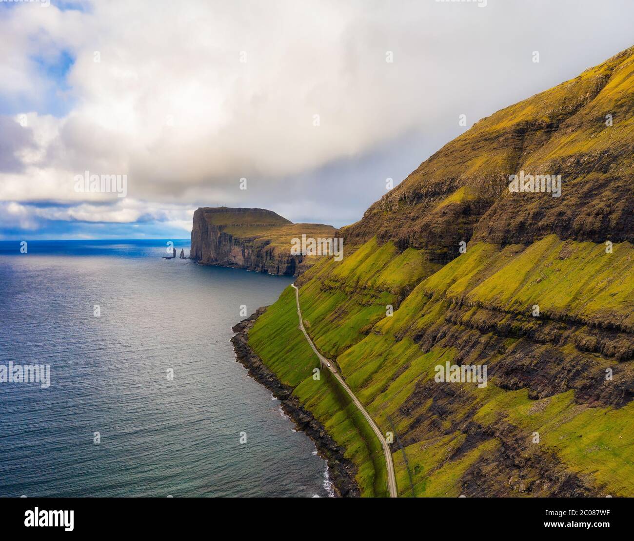 Baia con risin e Kellingin mare stack sulle isole Faroe Foto Stock