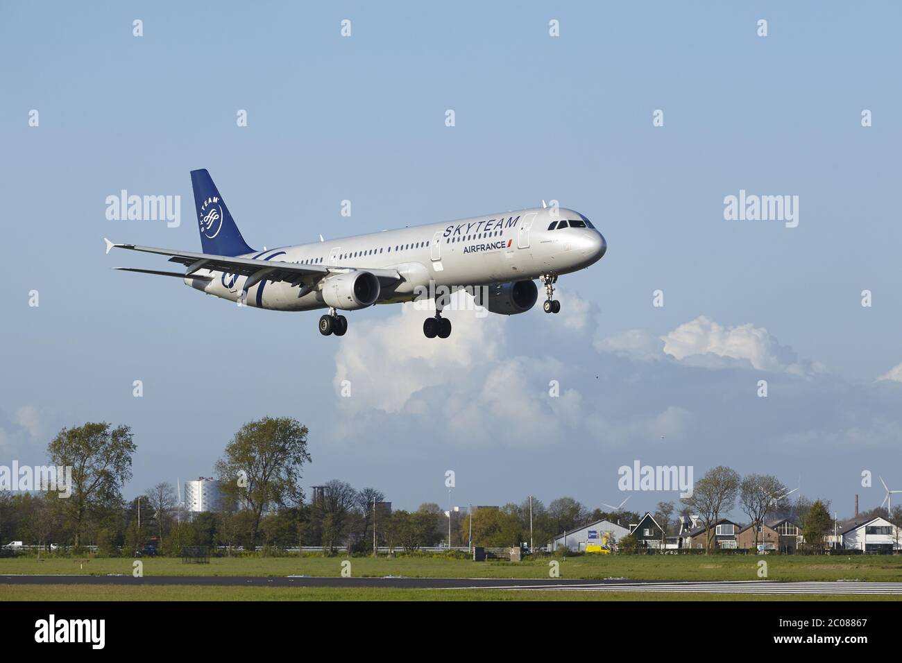 Aeroporto Schiphol di Amsterdam - A321 da Air France (SkyTeam Livery) atterra Foto Stock