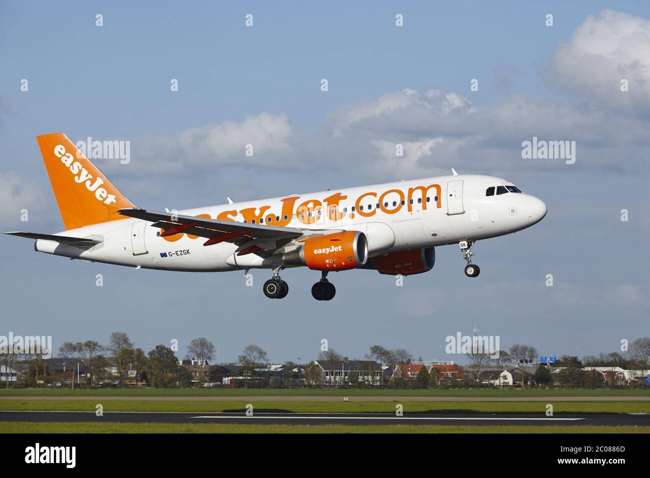 Aeroporto di Amsterdam Schiphol - EasyJet A319 atterra Foto Stock