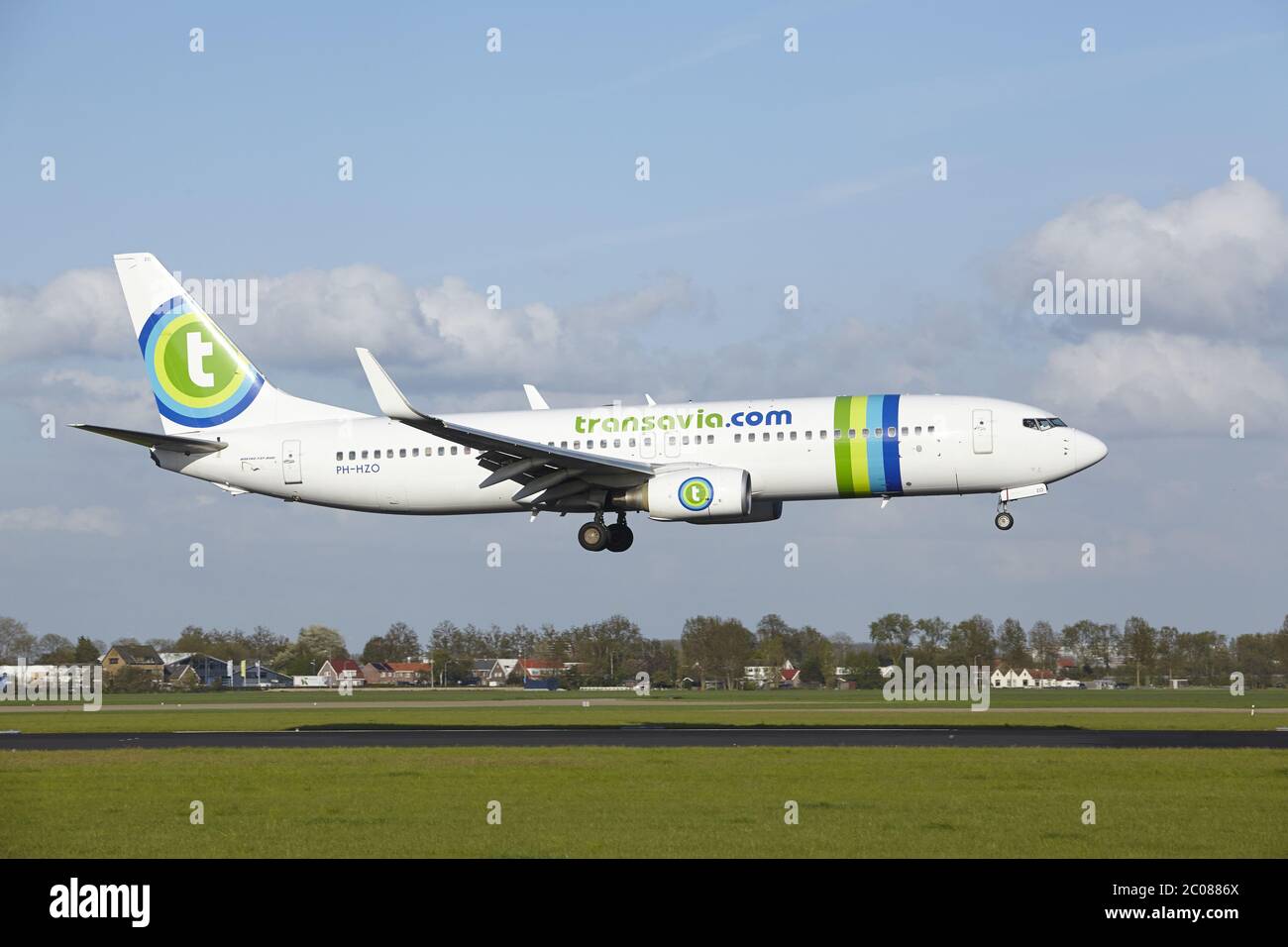 Flughafen Amsterdam Schiphol - Boeing 737 von Transavia Landet Foto Stock