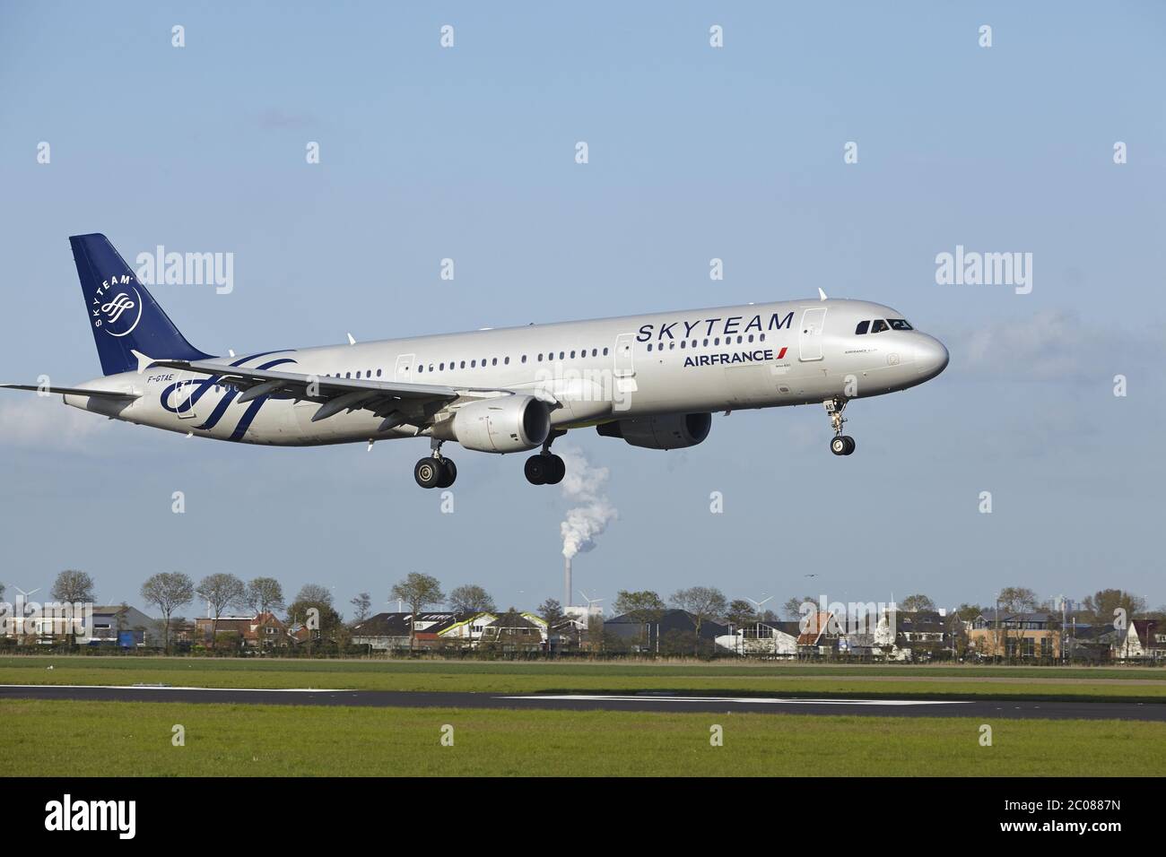 Aeroporto Schiphol di Amsterdam - A321 da Air France (SkyTeam Livery) atterra Foto Stock